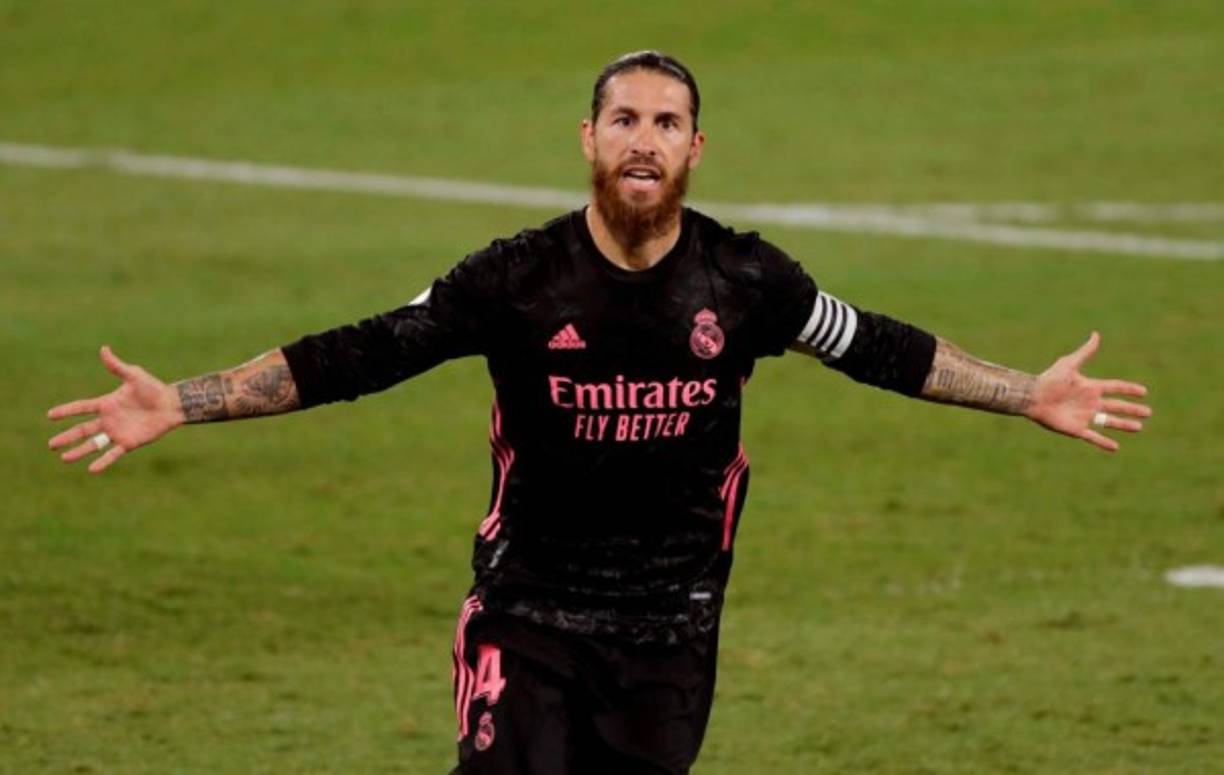 El PSG se pone intenso en la negociación para el fichaje de Sergio Ramos, quien quedó libre del Real Madrid tras no renovar. El defensa español ya se ha despedido del club blanco y está buscando un nuevo destino a sus 35 años. Según adelanta L'Equipe, en los últimos días se habrían intensificado las negociaciones entre el PSG y el central para el fichaje del ex capitán blanco por el conjunto parisino.<br/><br/>Pero no se ponen de acuerdo ambas partes en lo que se refiere a los años de contrato. El PSG ofrece un año y el jugador quiere dos. Se habla de la posibilidad de que se cierre un acuerdo con un año más otro opcional. Al margen de la duración del contrato, en lo económico no habría problemas y ambas partes ya estarían de acuerdo. Yal y como informa Marca, hay dos clubes más pujando con fuerza por el futbolista. <br/><br/>Foto - EFE