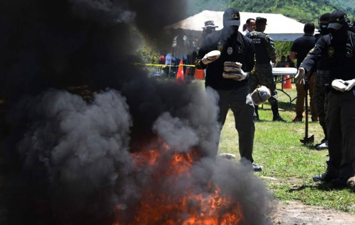 La narcoavioneta fue detectada por policías y militares desplegados en un escudo aéreo, marítimo y terrestre en Gracias a Dios. AFP
