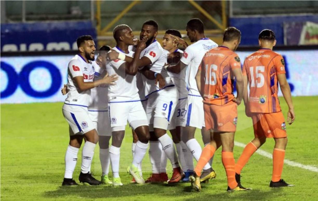 ¿De qué hablaban? Así celebraban Brayan Beckeles y Jerry Bengtson el gol del lateral. El delantero le dio la asistencia.