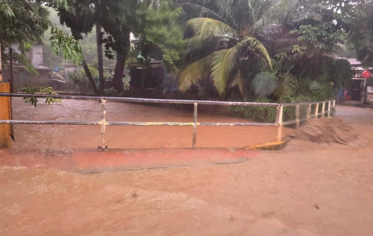 Con una depresión tropical amenazando la zona atlántica, los vecinos de Islas de la Bahía están alertados.