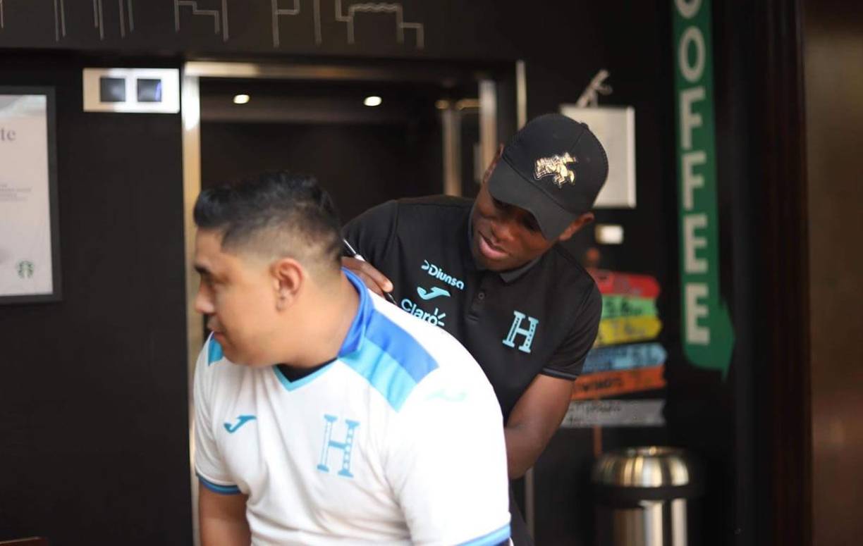 El hondureño que madrugó a buscar la firma de los seleccionados catrachos