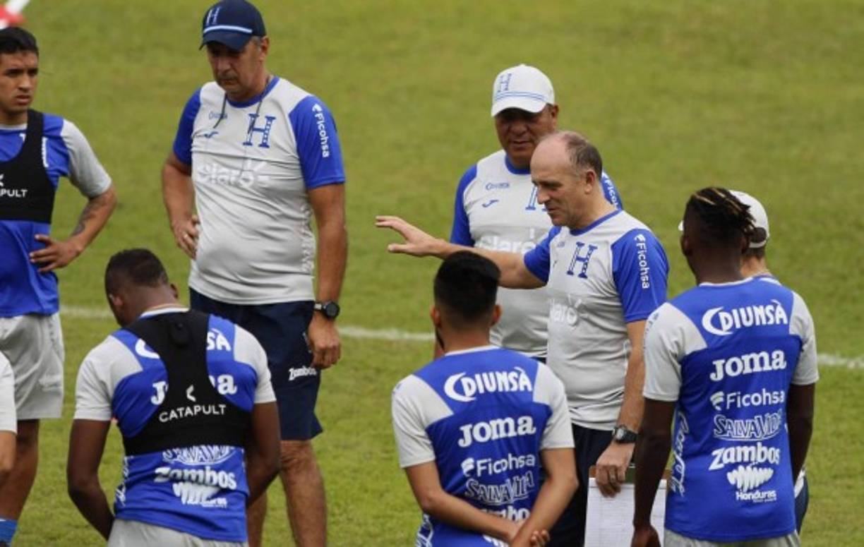 El entrenador Fabián Coito estará apostando por un 4-4-2 en lo que será su debut con la selección de Honduras. Luis López; Beckeles, Henry Figueroa, Maynor Figueroa, Emilio Izaguirre; Luis Garrido, Bryan Acosta, Michaell Chirinos, Alberth Elis, Antony Lozano y Bryan Róchez.