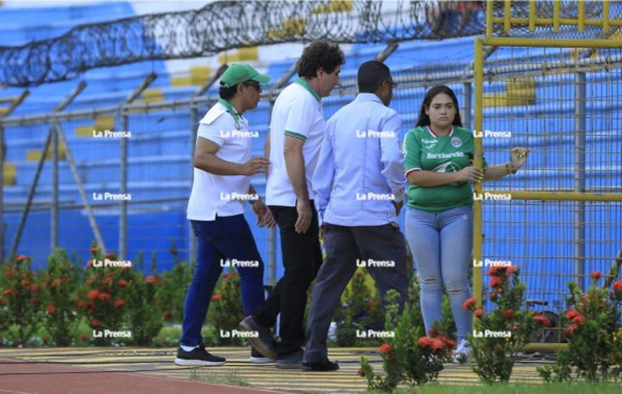 Vargas dejó la cancha acompañado por Rolin Peña y se tuvo que ir a las gradas.