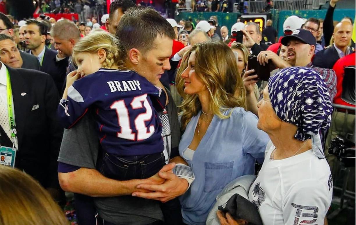 Gisele Bündchen también reveló que durante su separación sus padres enfermaron, por lo que tenía que dividirse en dos para cuidar de sus hijos y de sus papás mientras comenzaba el proceso de divorcio con el jugador de la NFL, por lo que agradece tener las herramientas para poder salir adelante.
