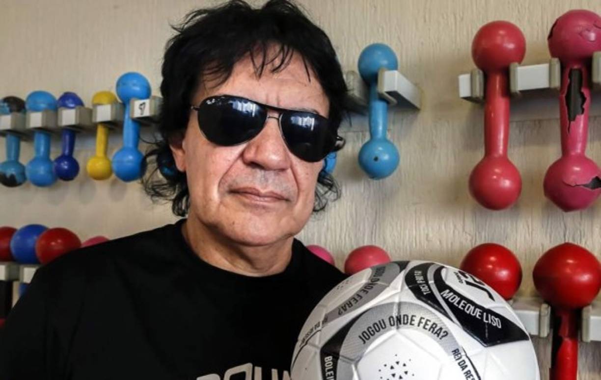 Posteriormente debieron armar un curriculum, y allí nació la primera mentira de todas las que lo rodean: Carlos Henrique decía haber formado parte del Independiente campeón de la Copa Libertadores e Intercontinetal de 1984 y con una fotografía podía comprobarlo. Claro, en la imagen aparecía el futbolista argentino 'Carlos Enrique', el 'Loco', sin H, que nada tenía que ver con él, pero en tiempos donde la tecnología era escasa no lo pudieron comprobar.