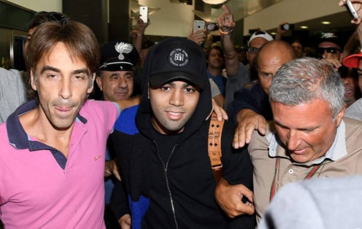 El culebrón de Gabigol llega a su fin. El delantero brasileño ya está en Milán para firmar con el Inter de Frank de Boer. El cojunto italiano desembolsará una cifra aproximada de 25 millones de euros y firmará por cinco temporadas. Gabriel Barbosa, que se incorporaría a partir del mes de enero, llega al Inter tras cuatro temporadas en el Santos en las que ha firmado un total de 56 tantos en 152 partidos.