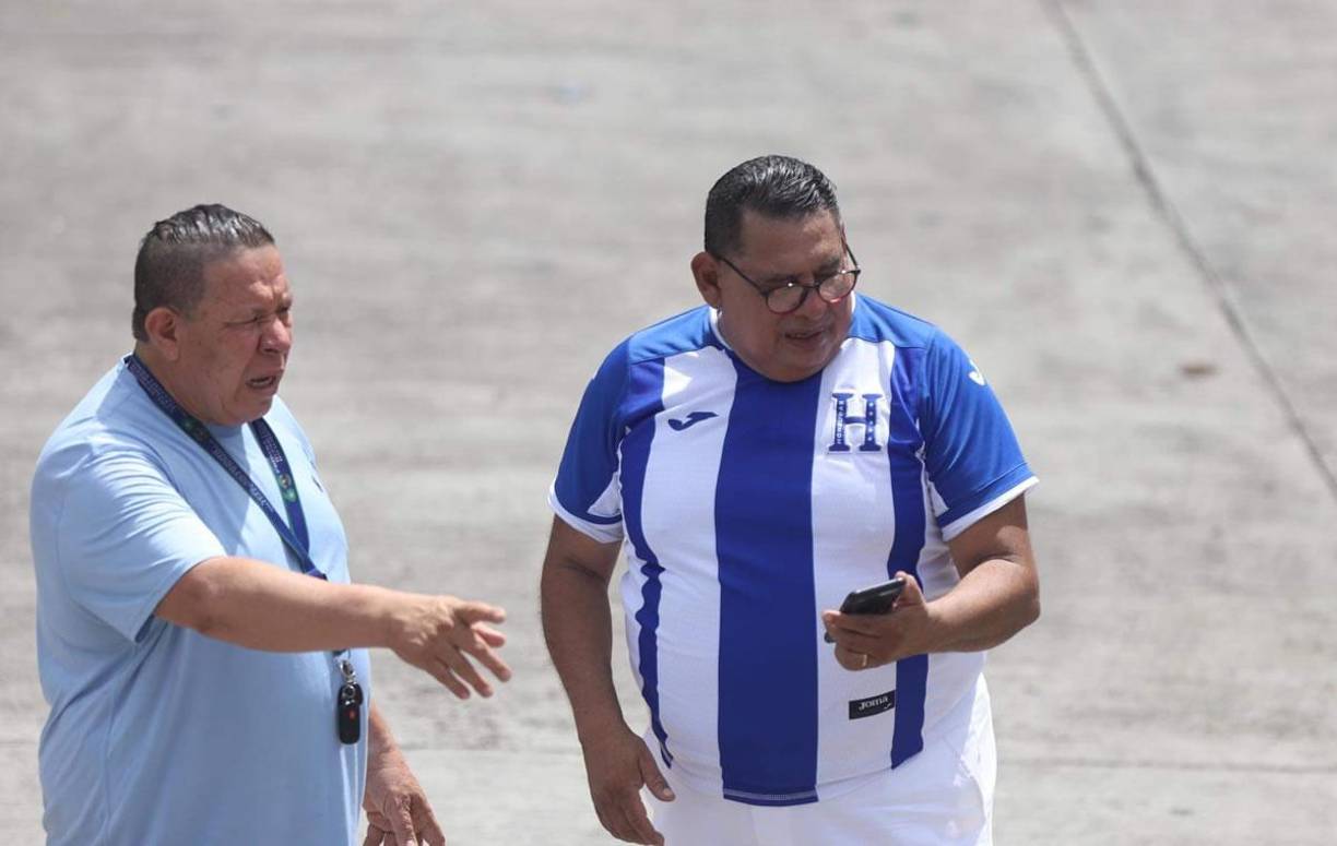 Los aficionados hondureños arribaron al Nacional Chelato Uclés desde las primeras horas para apoyar al equipo de todos en este partido trascendental.