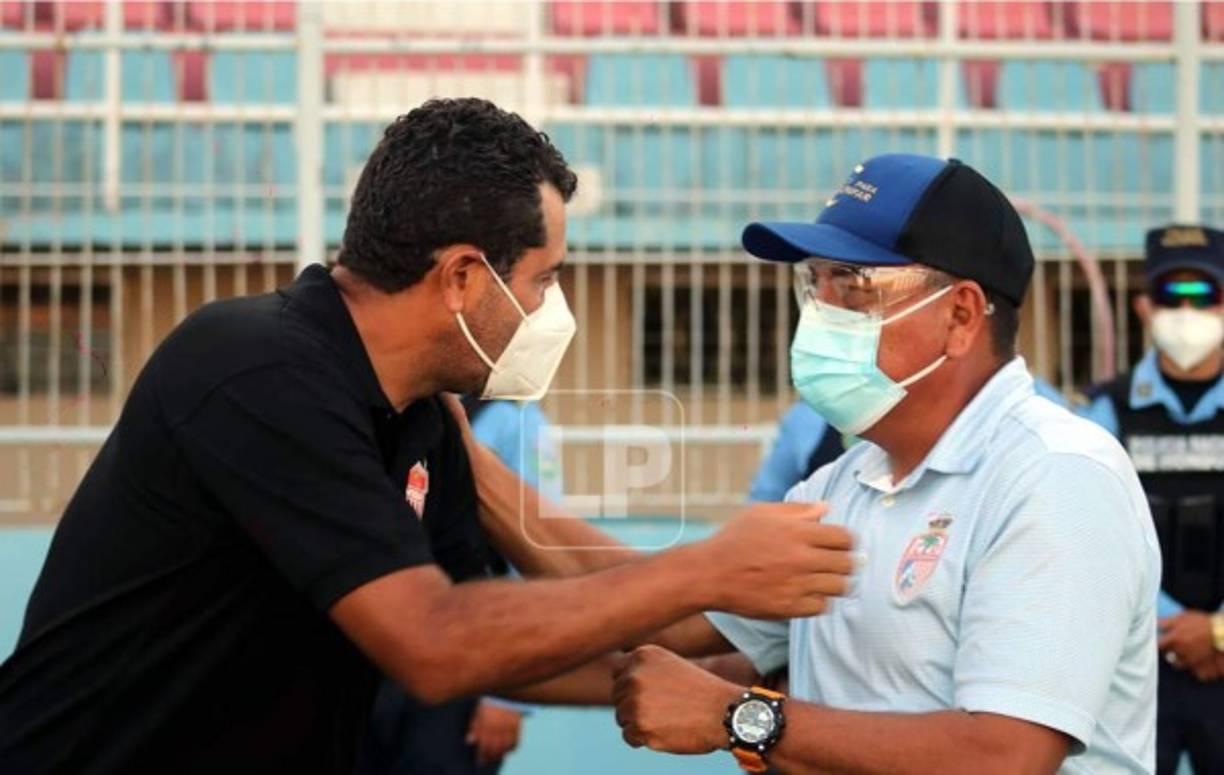 El saludo de los entrenadores Nerlin Membreño y Carlos Tábora.