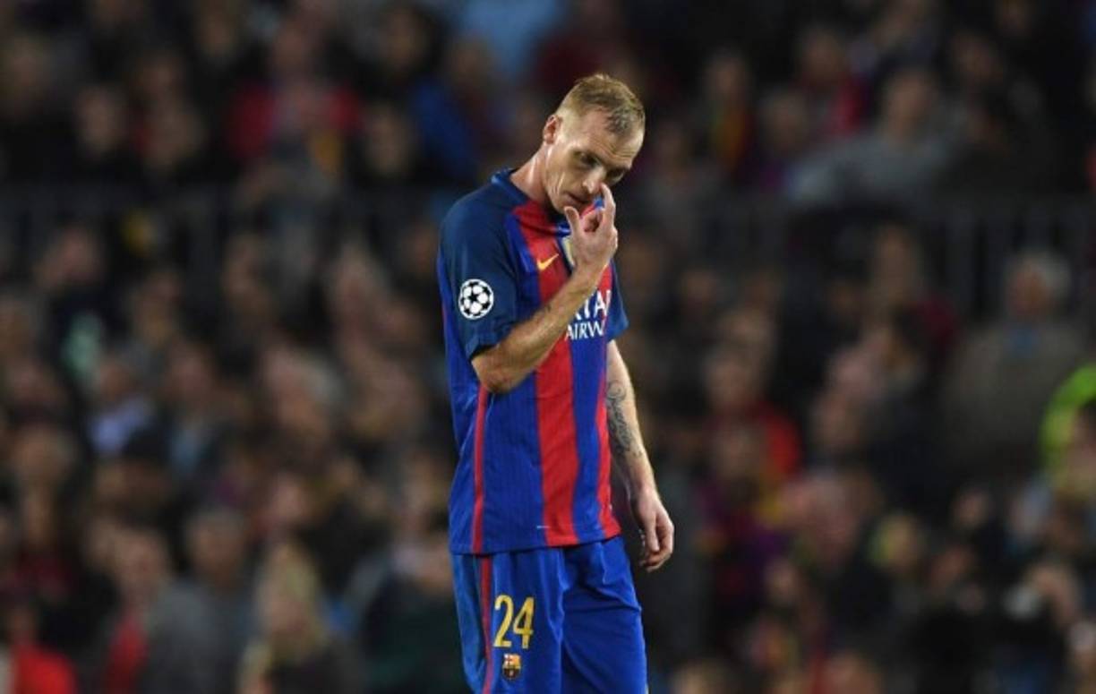 Jeremy Mathieu aparece como el principal damnificado, siendo protagonista de muchas críticas por sus últimas actuaciones. El defensa de 33 años sería baja segura la próxima temporada.