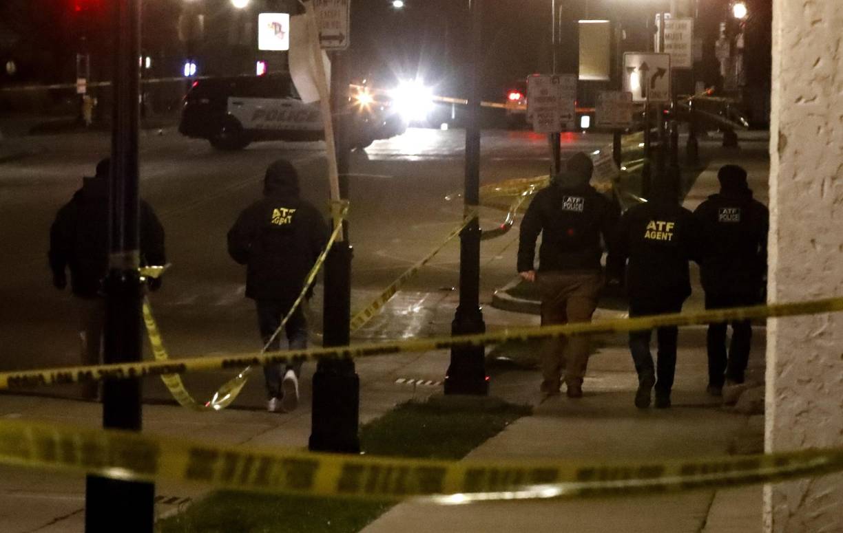 El gobernador de Wisconsin, Tony Evers, dijo que él y su esposa “oraban por Waukesha” y por “todos los niños, familias y miembros de la comunidad afectados por este acto sin sentido”.