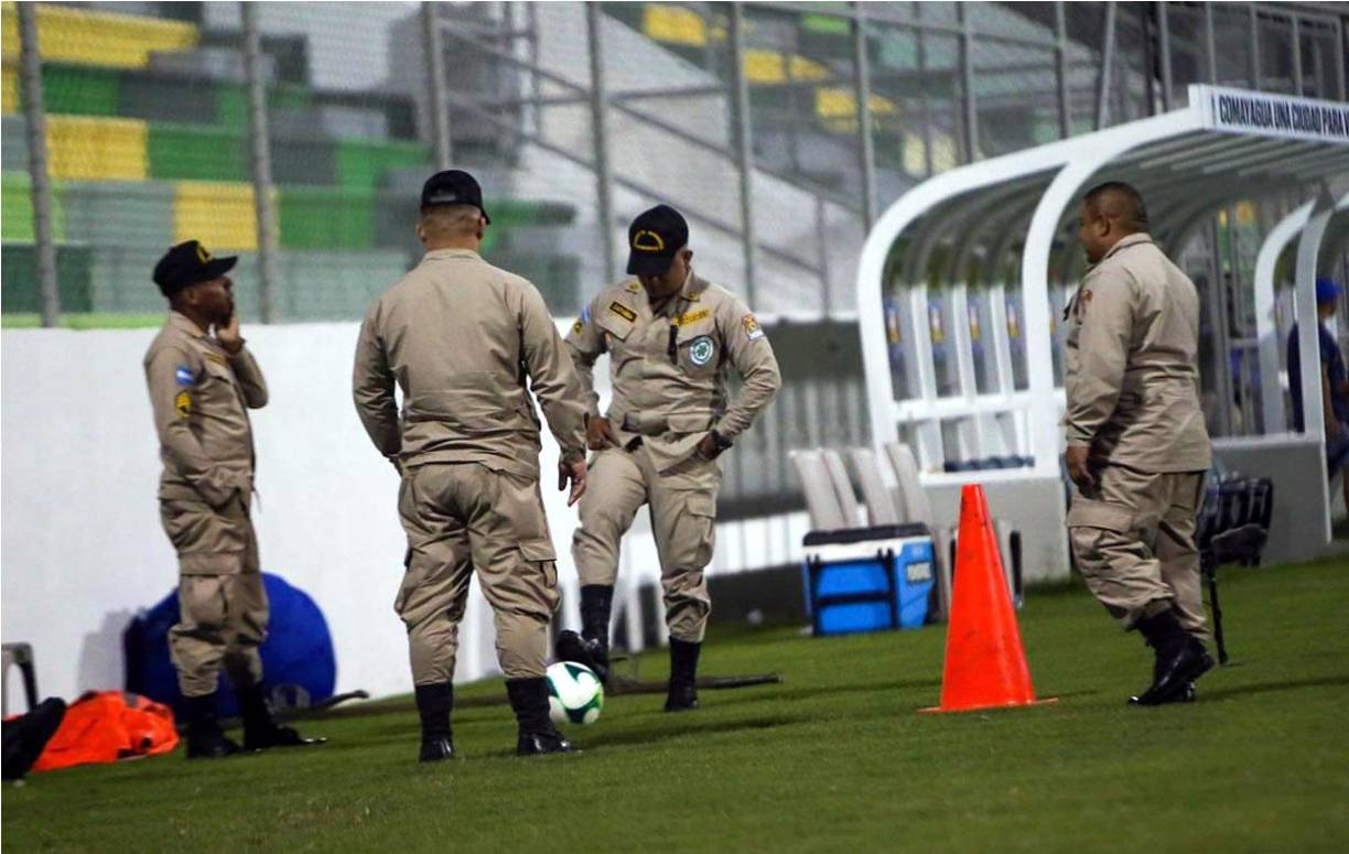 El cuerpo de bomberos se divirtió dominando el balón al medio tiempo del partido.