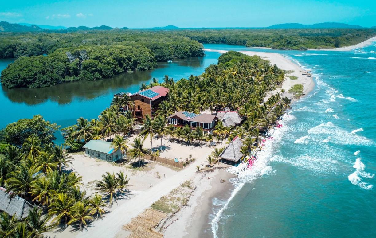 Desde el drone de LA PRENSA pudimos dar a conocer los magníficos paisajes que forman la cercanía entre el mar y la laguna. Por cosas propias de la naturaleza, la barra que en abril estaba abierta, ahora está cerrada, algo propio de los ecosistemas costeros.