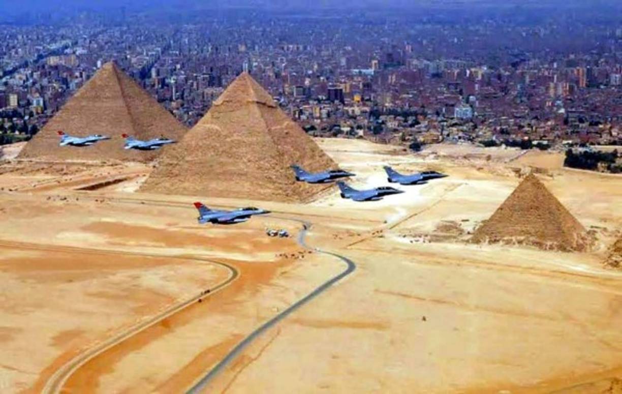 El gobierno francés entregó a Egipto tres aviones militares, los primeros de un lote de 24 que encargó el expresidente Al Sisi, un exmilitar.