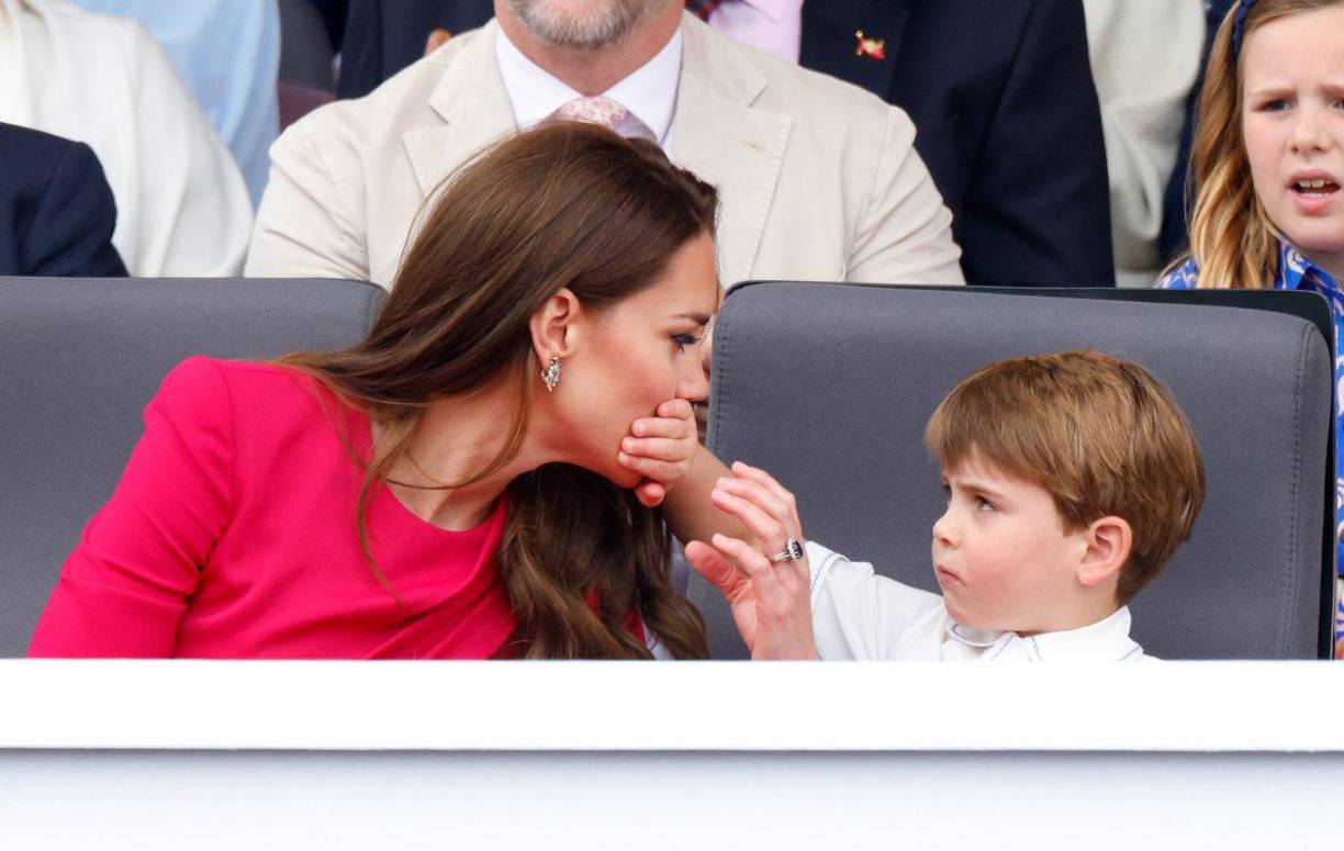 En esta imagen, se puede ver al pequeño príncipe taparle la boca a su madre, un momento que se ha viralizado en redes sociales. No obstante, Kate y William saben que el príncipe Louis se ha convertido en una auténtica sensación gracias a sus travesuras y no han dudado en bromear al respecto en su última publicación de Instagram. 
