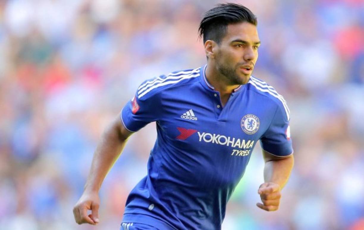 Nº6 Radamel Falcao, a pesar de llevar unas temporadas en que lo futbolístico no le ha ido bien, es uno de los mejores pagados. El colombiano en el Chelsea ha cobrado 28,5 millones de euros. Una cifra nada desdeñable para un jugador en horas bajas.
