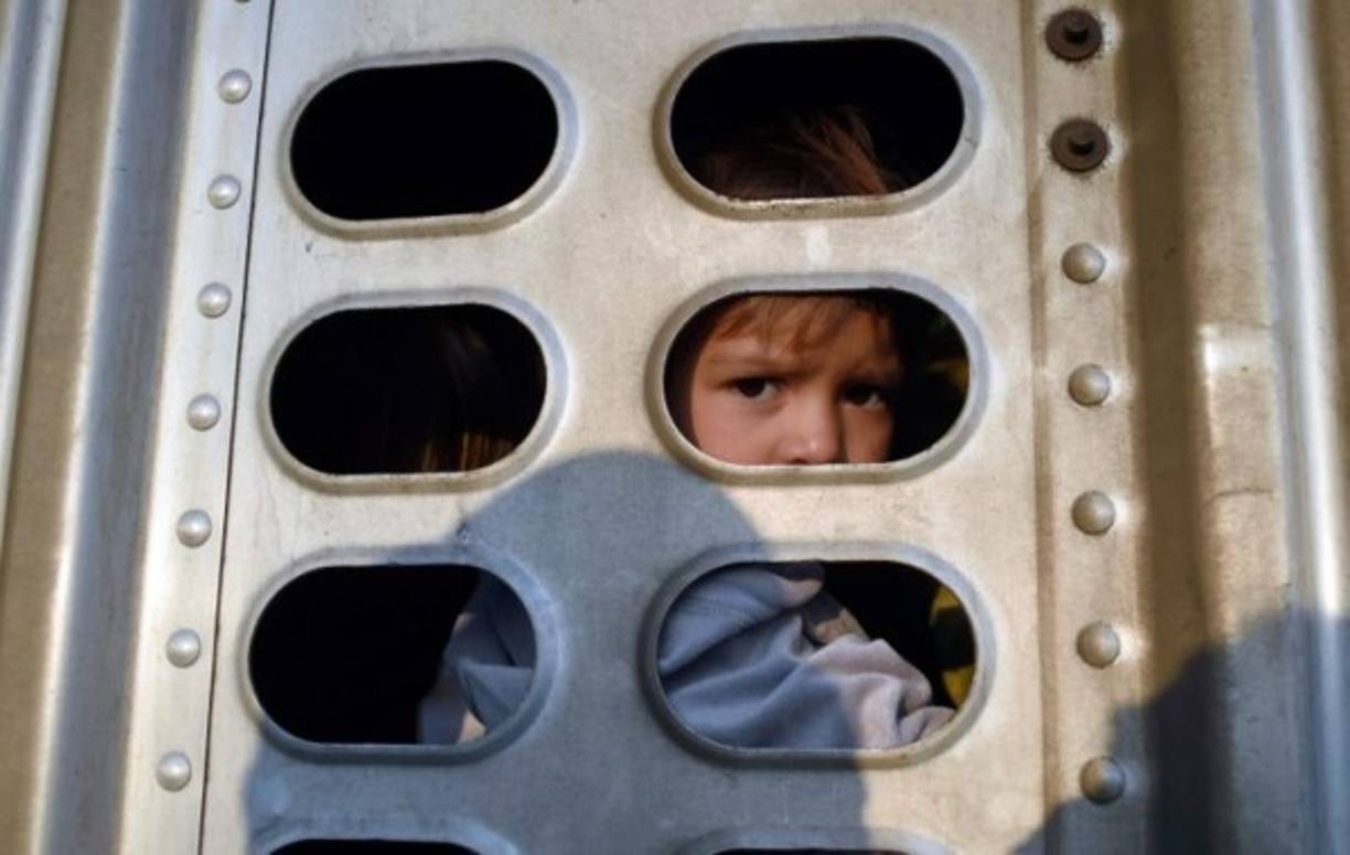 Decenas de migrantes viajaban apretados en un camiones que asemejaban jaulas, causando impacto en medios internacionales.