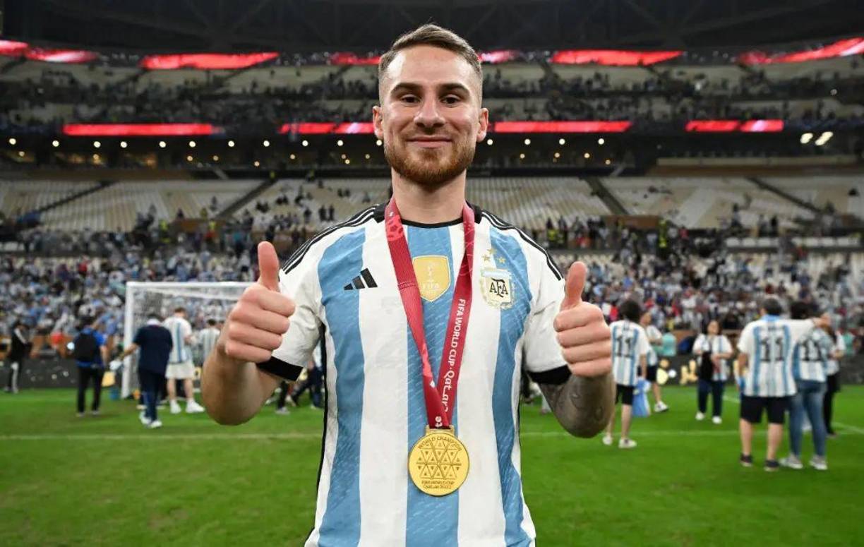 El centrocampista <b>Alexis Mac Allister</b> es el involucrado en el escándalo amoroso. El campeón del mundo con Argentina habría terminado su relación con su novia a cambio de comenzar una nueva con la que ha sido su mejor amiga.