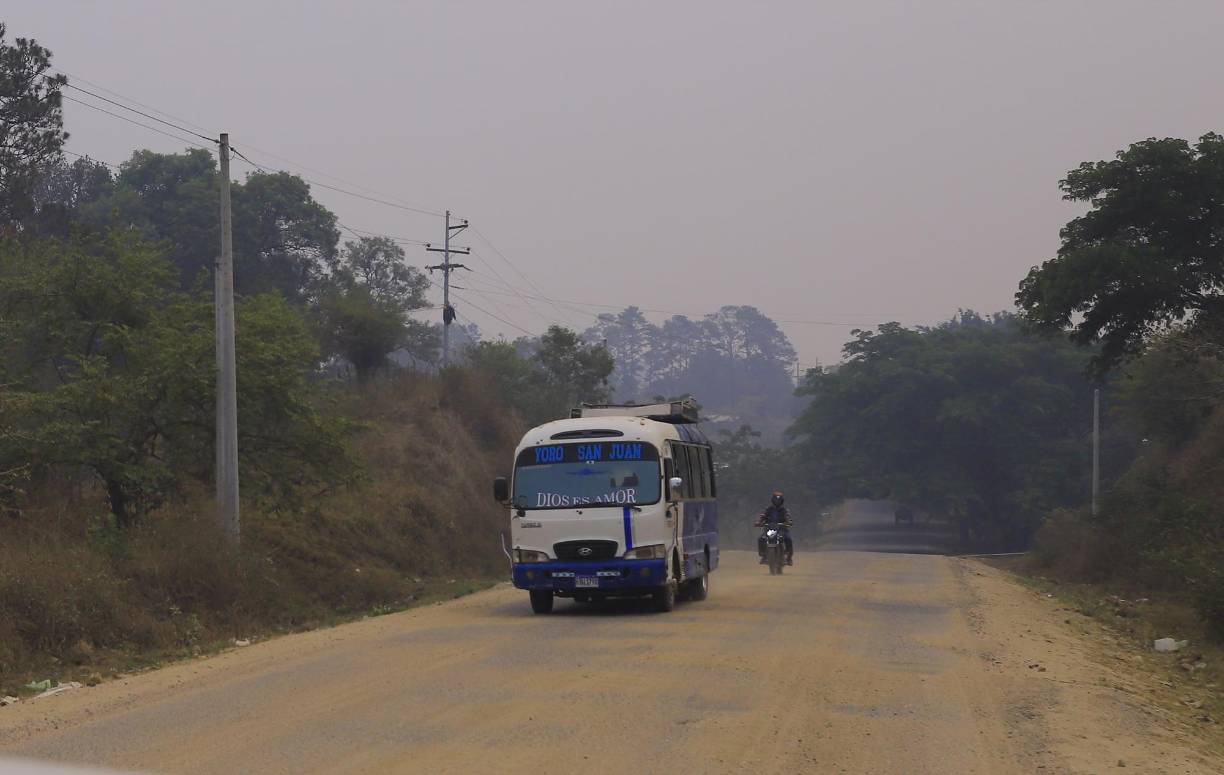 <b>El próximo arribo de las lluvias es causa de preocupación, ya que la tierra se lava y los hoyos quedan expuestos. Los yoreños piden a sus nueve diputados unirse para que los fondos para esta carretera queden incluidos en el Presupuesto General de la República de 2025.</b>