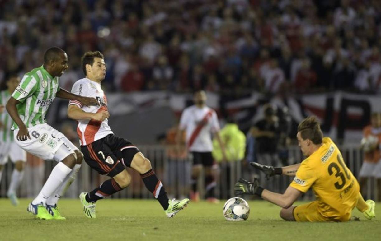 El portero del Atlético Nacional, Franco Armani, se queda con el balón en un ataque de River Plate.