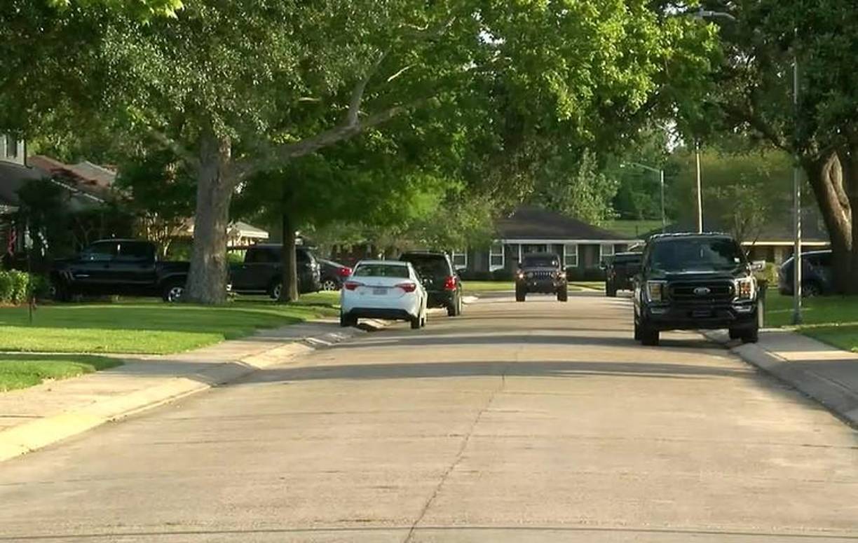 Preocupado, fue al Departamento de Policía de Harahan para denunciar la desaparición de Bella y Landon.