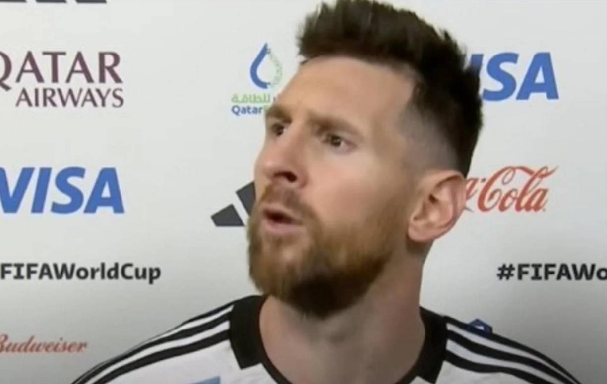 En una entrevista post-partido se dio el otro gran momento de <b>Messi</b> en ‘modo enfadado’ de la noche, cuando mientras hablaba con la televisión argentina TyC Sports interrumpió y se dirigió a una persona fuera de foco, a la que dijo “Qué mirás bobo, qué mirás bobo, andá, andá para allá bobo, andá para allá”.
