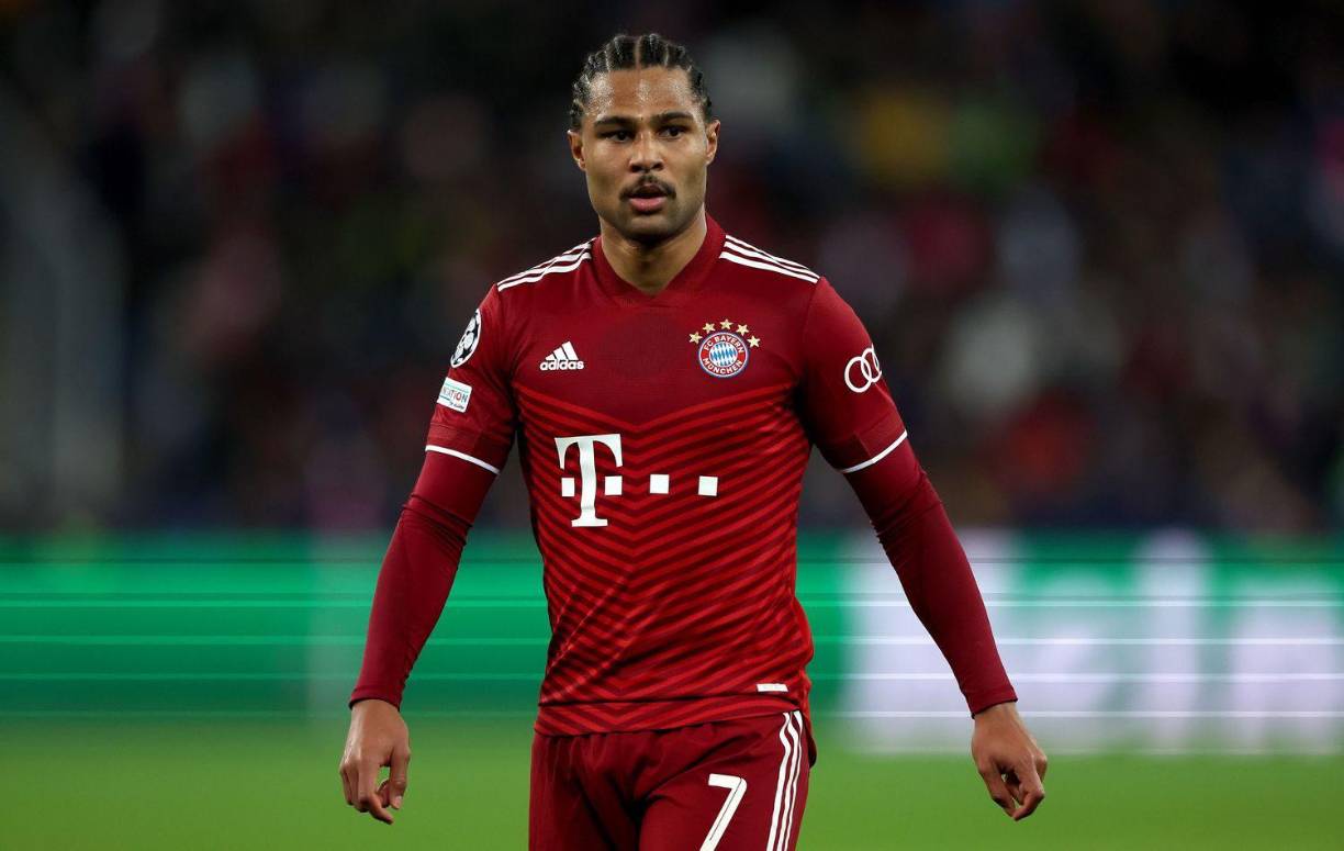 Serge Gnabry - El Arsenal de Mikel Arteta estaba muy interesado en fichar al extremo alemándel Bayern de Múnich , pero no puede pagar al jugador de 26 años este verano. Además, la viabilidad del traspaso se ha reducido considerablemente al no haberse clasificado los gunners para la Champions League. Según informa Christian Falk, periodista especializado en el conjunto bávaro de SportBild, el Arsenal volverá a intentarlo el próximo año, ya que el jugador será agente libre.