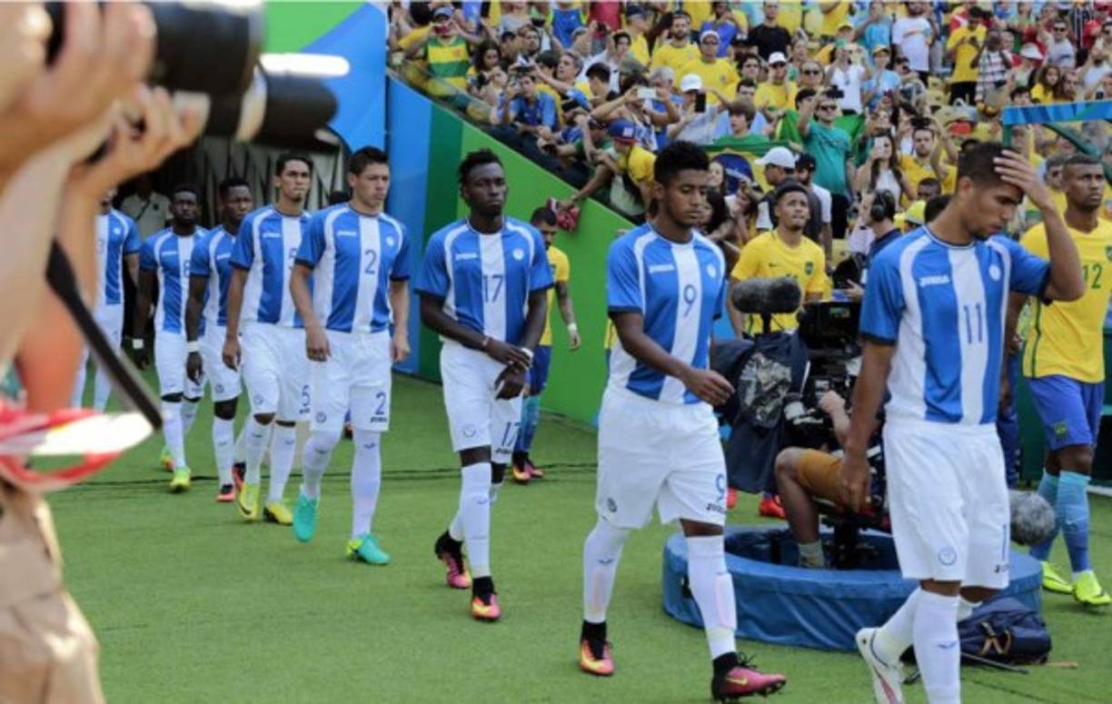 La Selección Sub-23 de Honduras peleará el sábado ante Nigeria por la medalla de bronce de los Juegos Olímpicos de Río de Janeiro 2016, tras perder en las semifinales contra el anfitrión Brasil por un abultado marcador. Honduras, además de luchar por el tercer lugar del fútbol masculino, lo hará por el premio que entrega el Comité Olímpico Internacional (COI) a los ganadores de las medallas (oro, plata o bronce) en las Olimpiadas. De acuerdo a información que publica el diario briánico la BBC, el primer lugar se embolsará un premio de 105 mil dólares, el segundo puesto recibirá 53 mil dólares y para el tercero la suma es de 31 mil dólares.