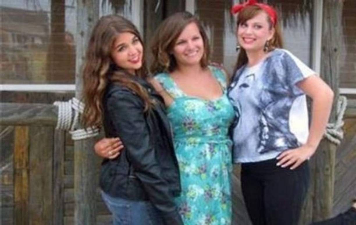Estas bellas modelos nunca se percataron del efecto 'goloso' de la camiseta de la derecha en la foto.