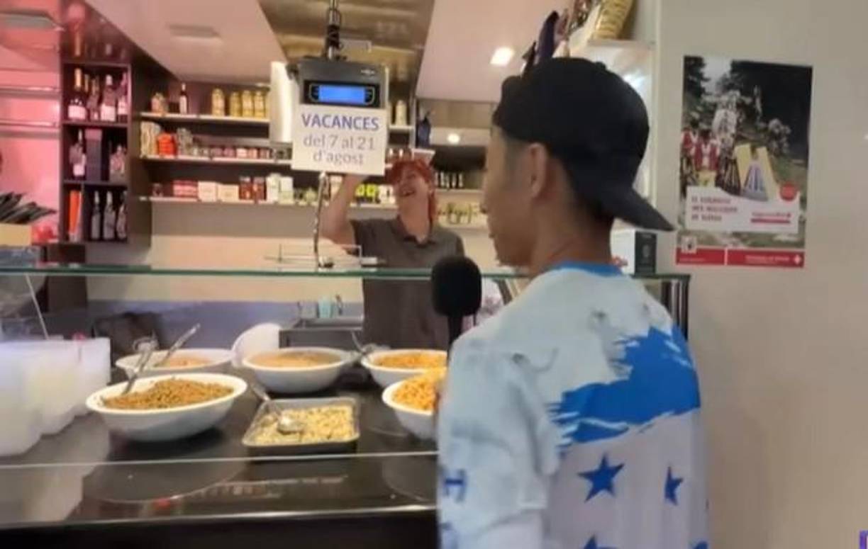 La dependienta se mostraba tranquila, pero una clienta del lugar comenzó a lanzar mensajes xenófobos.