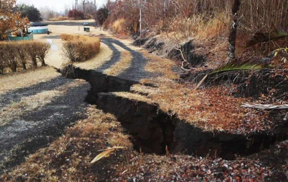 El Kilauea es el volcán más activo del mundo y uno de los cinco en la isla. Sus constantes erupciones han provocado decenas de fisuras en las principales autopistas de la Isla.