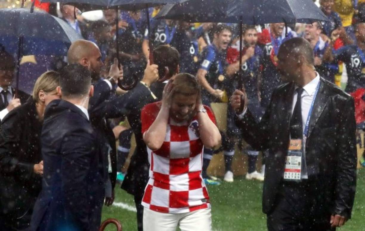 Kolinda Grabar-Kitarovic, presidenta de Croacia, terminó empapada en la entrega de premios luego del diluvio que cayó en Moscú.