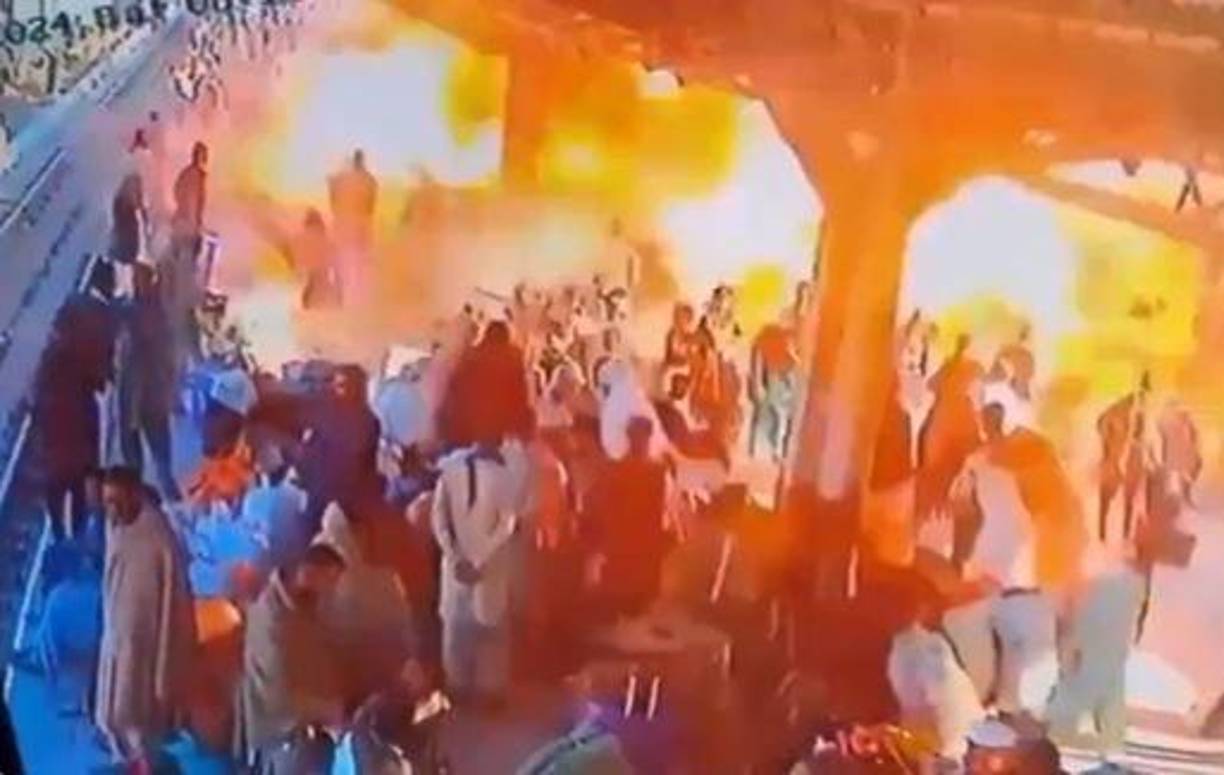 Imágenes del circuito de seguridad difundidas por canales de televisión locales, y que supuestamente corresponde al momento del ataque, muestran a decenas de personas esperando en la plataforma antes del estallido.