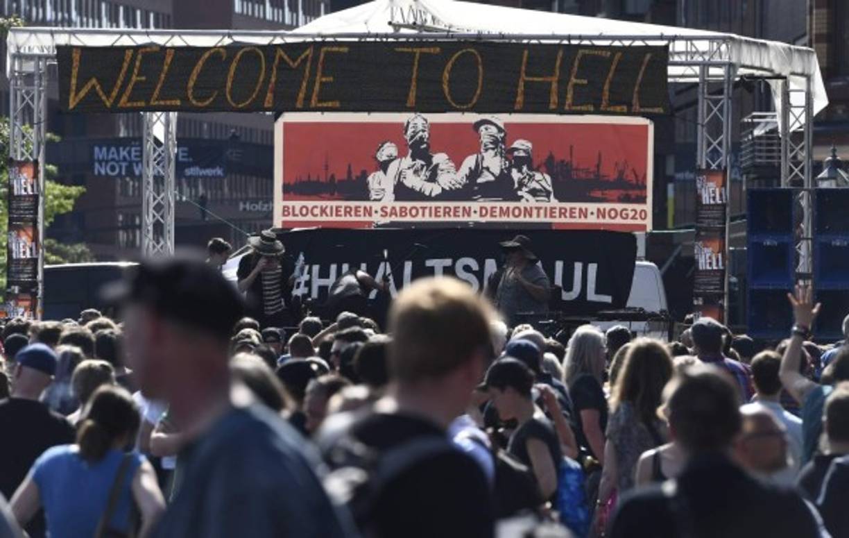 Miles de militantes antiglobalización salieron a las calles de Hamburgo, un día antes de que empiece en esta ciudad alemana la cumbre del G20, para protestar contra las políticas del presidente estadounidense.