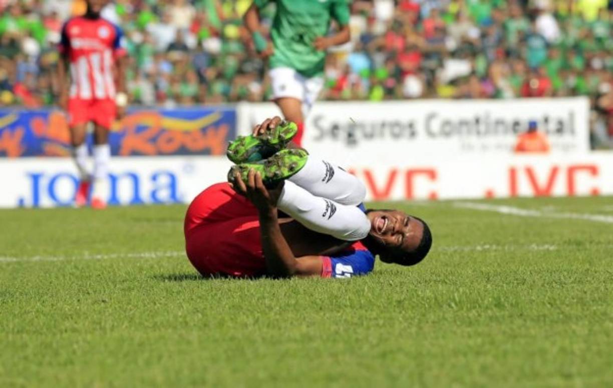 Elvin Casildo quedó tendido en el césped tras la fuerte falta de Henry Figueroa.