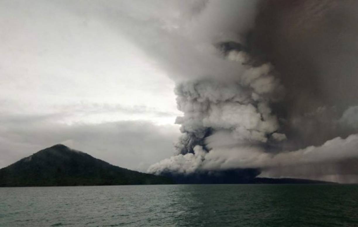 Parte del cráter se desplomó en el océano tras la erupción, provocando el tsunami. La agencia indonesia evalúa que entre 150 y 180 millones de m3 de rocas y cenizas cayeron al mar.