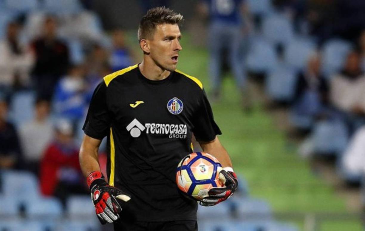Vicente Guaita: El portero todavía no ha renovado con el Getafe y su futuro podría estar en la Serie A ya que la Fiorentina y el Nápoles andan interesados en hacerse con sus servicios.