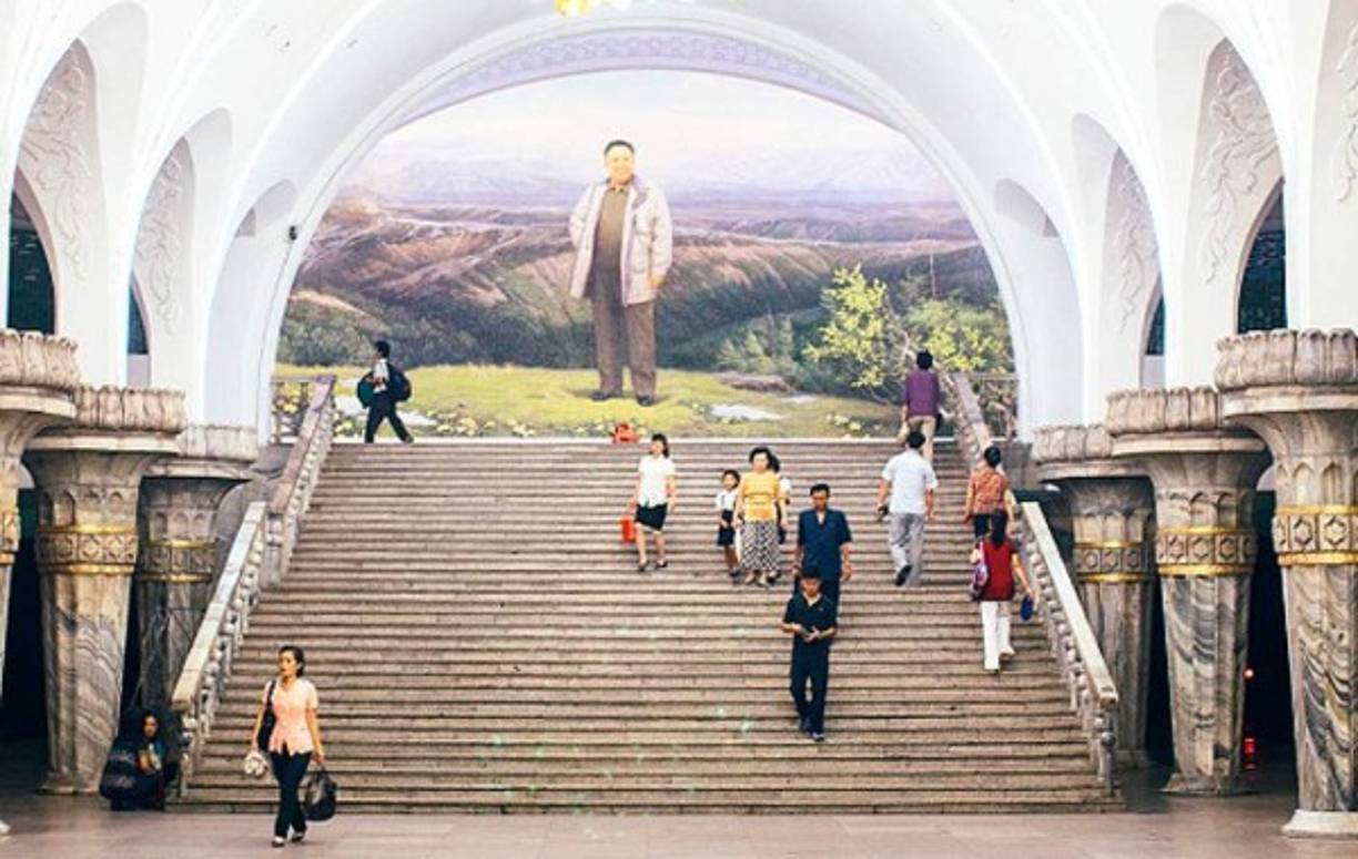 La lujosa estación del metro tiene la imagen del fallecido dictador norcoreano Kim Jong-il, padre del actual líder Kim Jong-un.