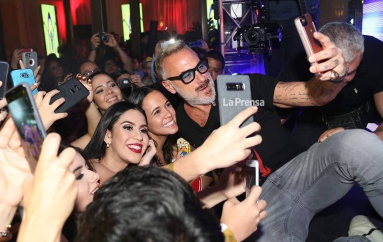 Vacchi encantó al público, principalmente a las mujeres que se posicionaron frente a él en busca de una foto con el soltero millonario.