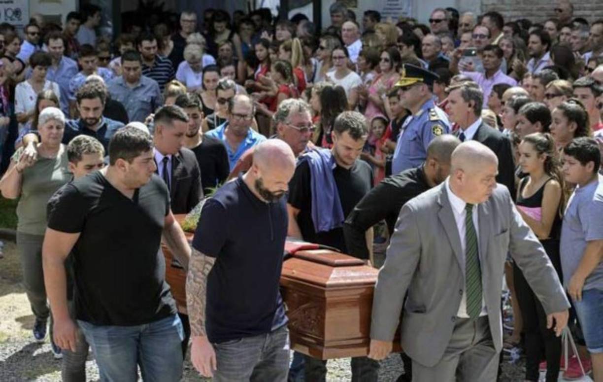 Padres, amigos, emisarios de Nantes y Burdeos y vecinos de Progreso, el pueblo que vio crecer a Emiliano Sala, le dieron el sábado el último adiós al futbolista argentino, fallecido cuando se preparaba para cumplir su sueño de jugar en la Premier League. Fotos AFP y EFE.