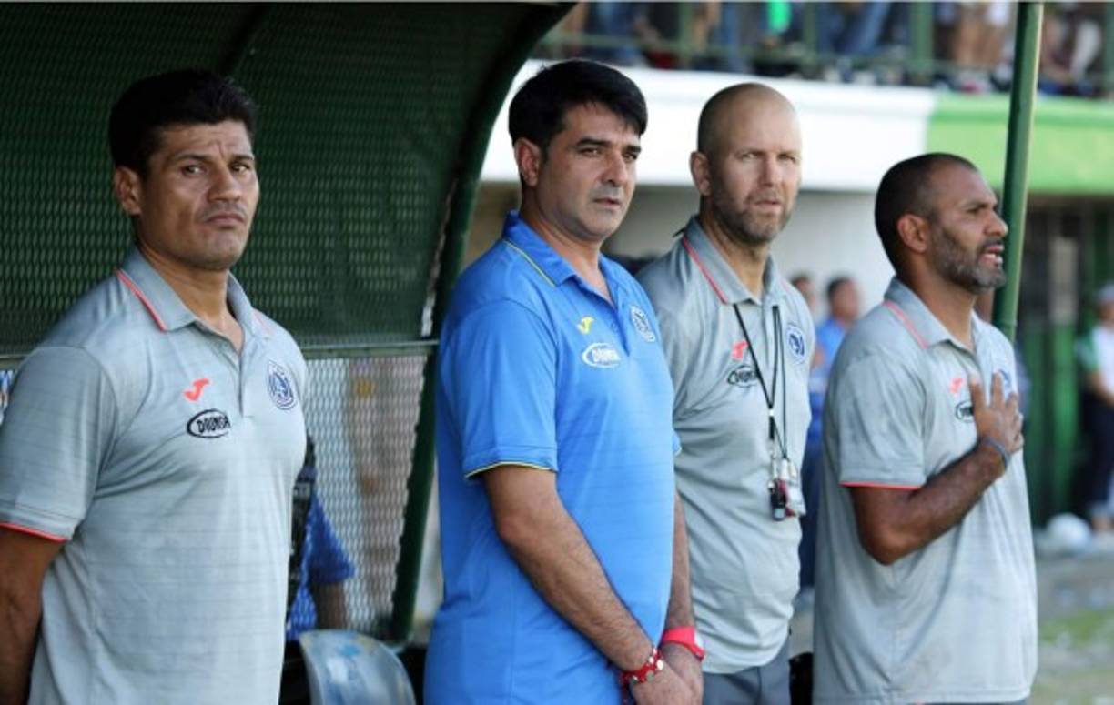 Diego Vázquez llevó al Motagua a ganar el título de campeón del Torneo Apertura 2016-2017 y su futuro ya es noticia. Pedro Atala, presidente vitalicio de los azules, no descartó que renueven al entrenador argentino hasta 2018.