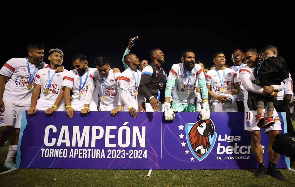 Los jugadores del Olimpia ya con sus medallas de campeón y esperando el trofeo para celebrar.