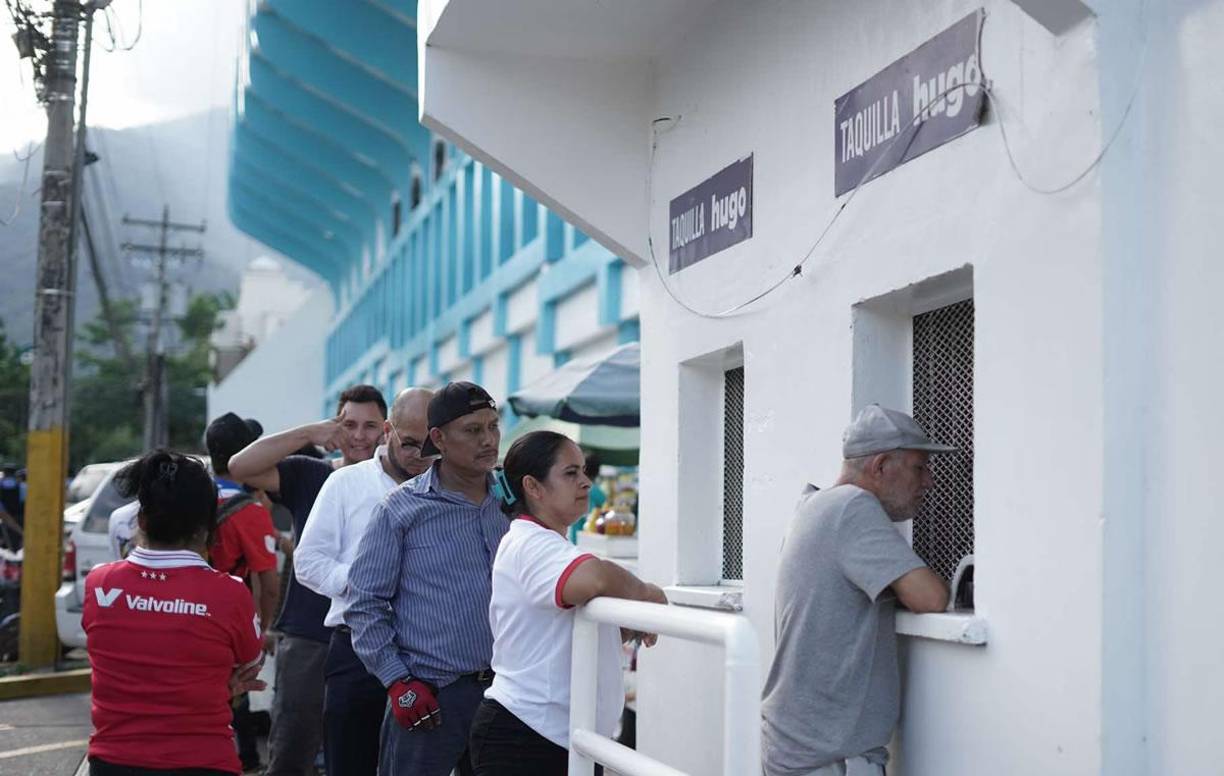 Desde muy temprano se asomaron aficionados a comprar sus boletos a la taquilla del estadio Morazán.