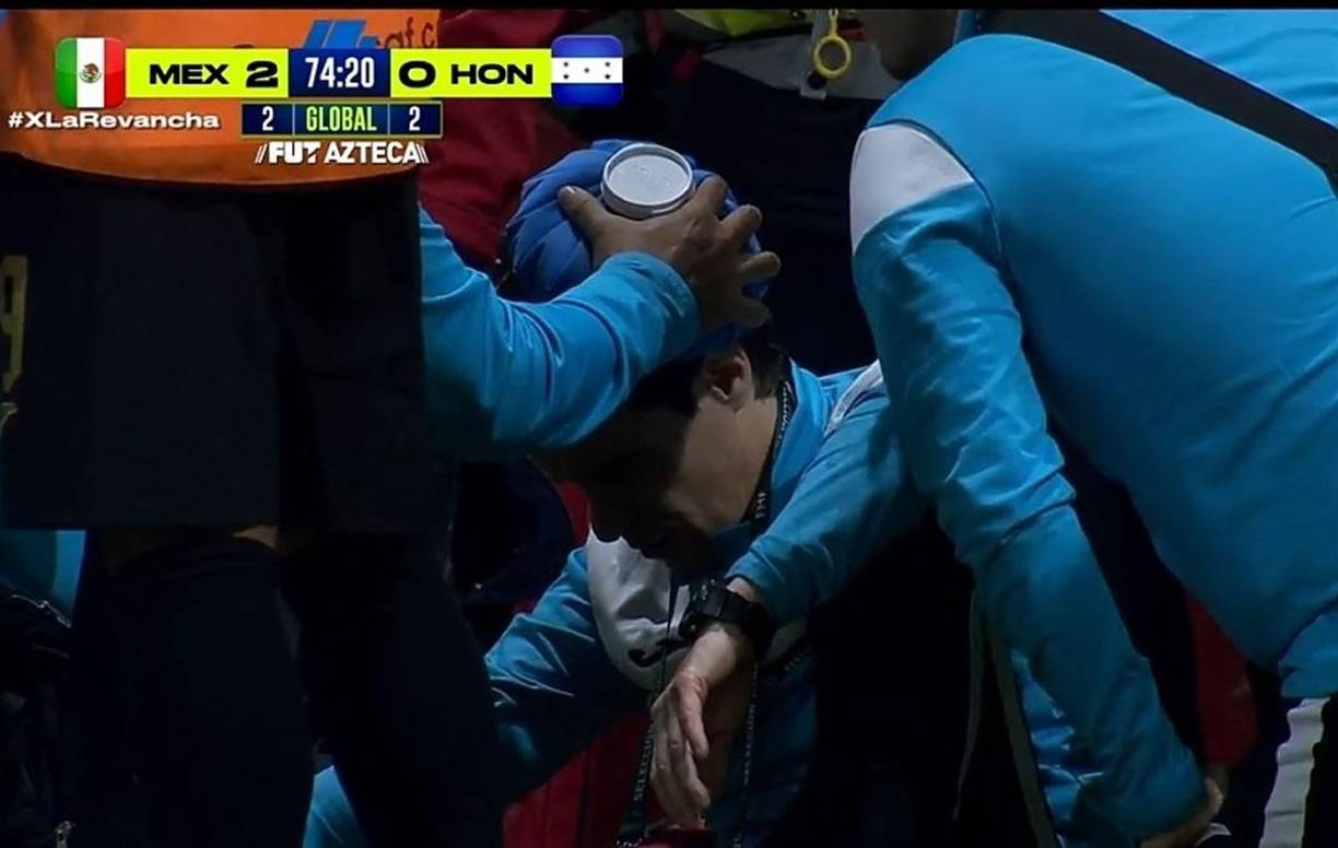 Los mexicanos se tomaron ‘venganza‘ por la agresión a Javier ‘El Vasco‘ Aguirre en San Pedro Sula y lanzaron objetos al cuerpo técnico de HOnduras.