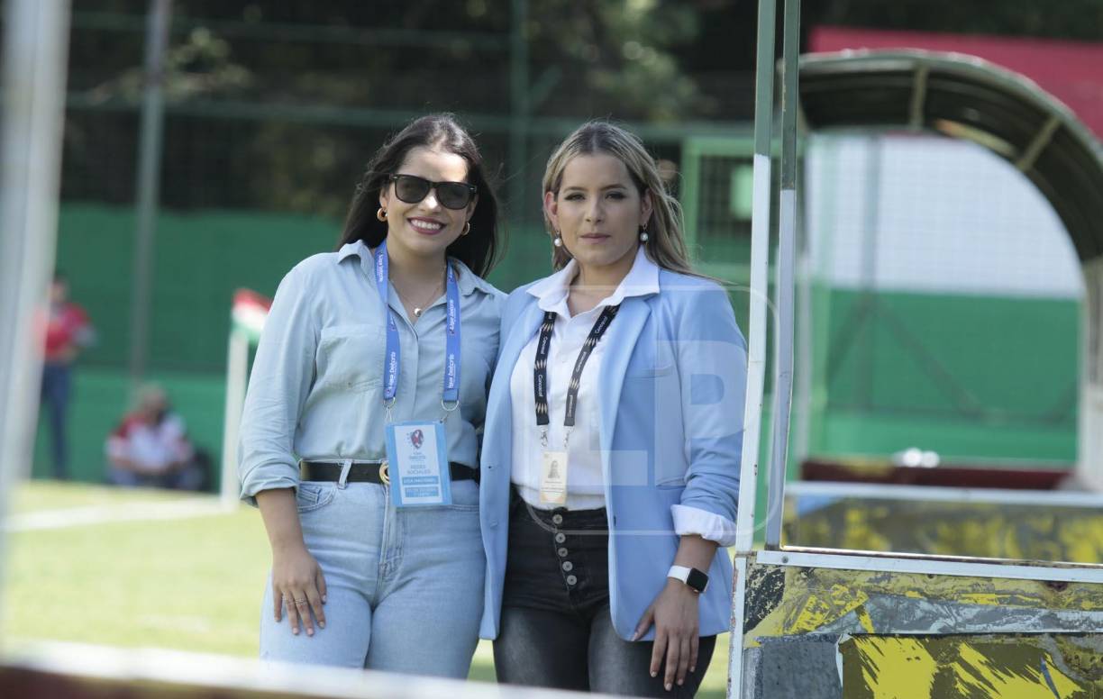 Hermosas: Karen Gissell y Tanya Rodríguez posaron para el lente de Diario LA PRENSA previo al pitazo inicial del duelo Marathón vs Vida en el estadio Yankel Rosenthal.