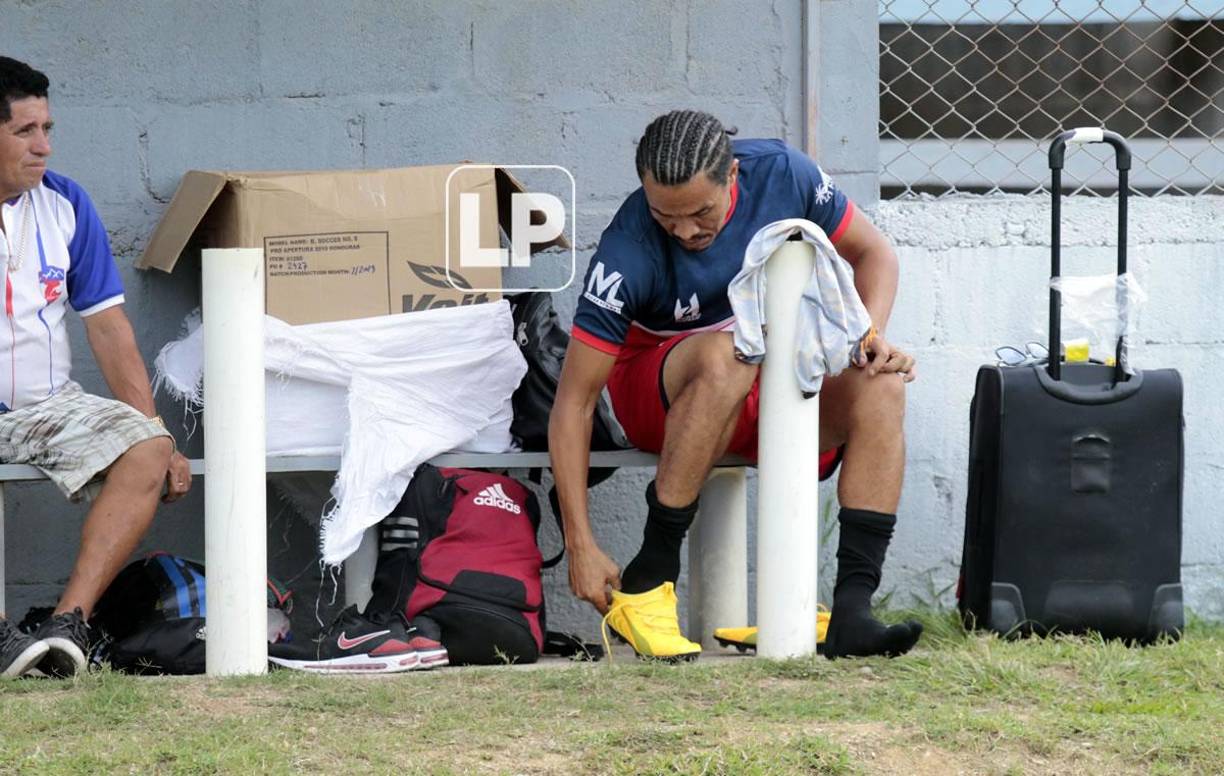 ‘Rambo‘ de León sacó de su maletín su uniforme rojo con azul donde la ‘10’ en su espalda le queda como anillo al dedo y se colocó sus tacos Puma One FG/AG.