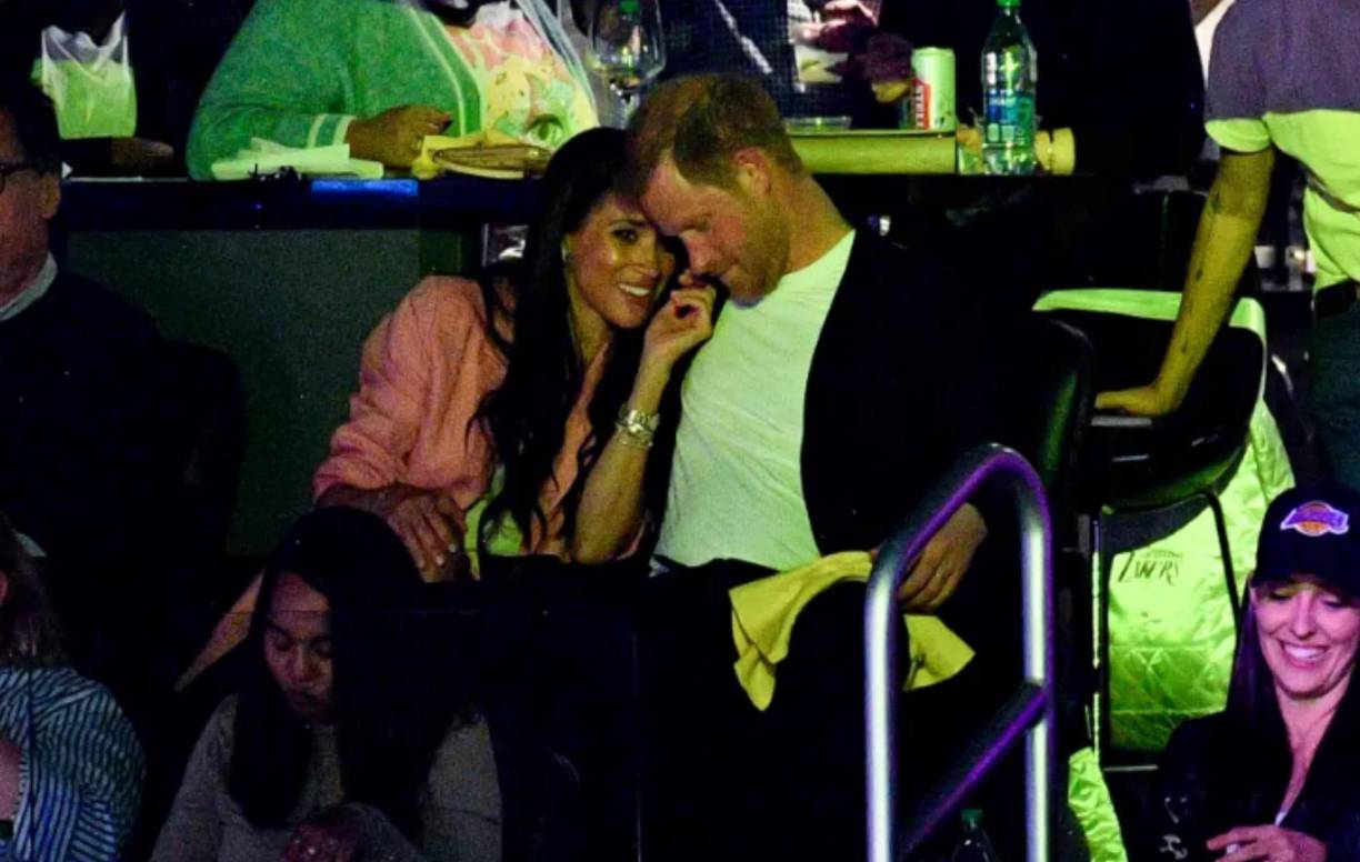 Meghan apareció junto a su esposo, el príncipe Harry, en un juego de los Lakers el pasado lunes, acaparando la atención mediática a pocos días de la coronación de Carlos III.