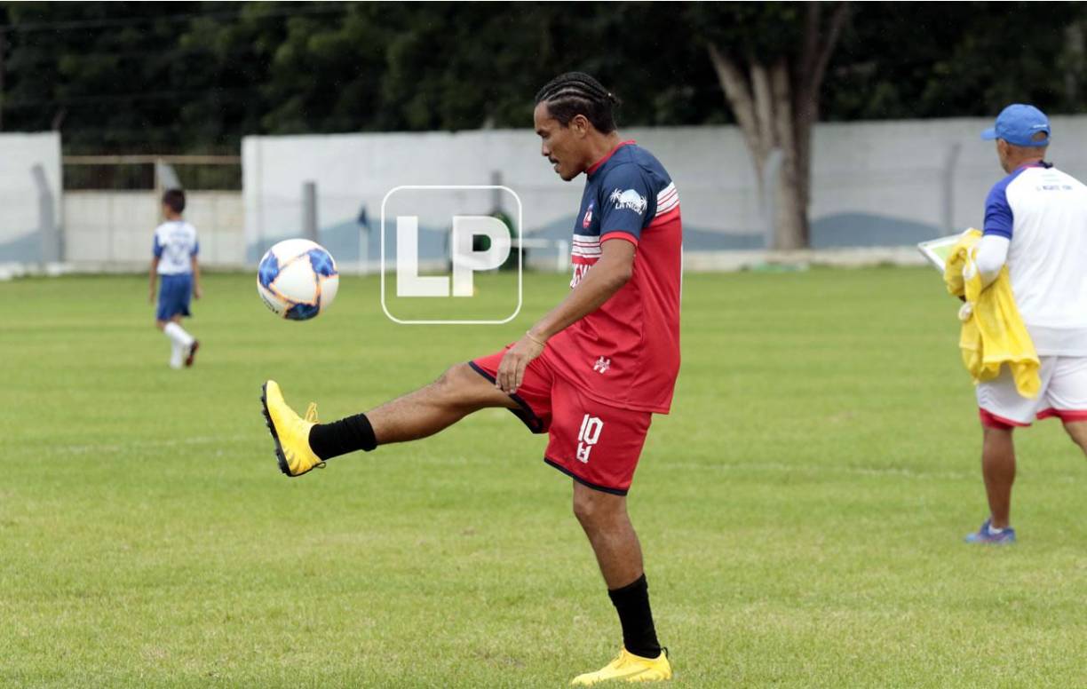 El ex futbolista del Parma, Génova, Torino, Fiorentina y Reggina dominando el balón en el entrenamiento.