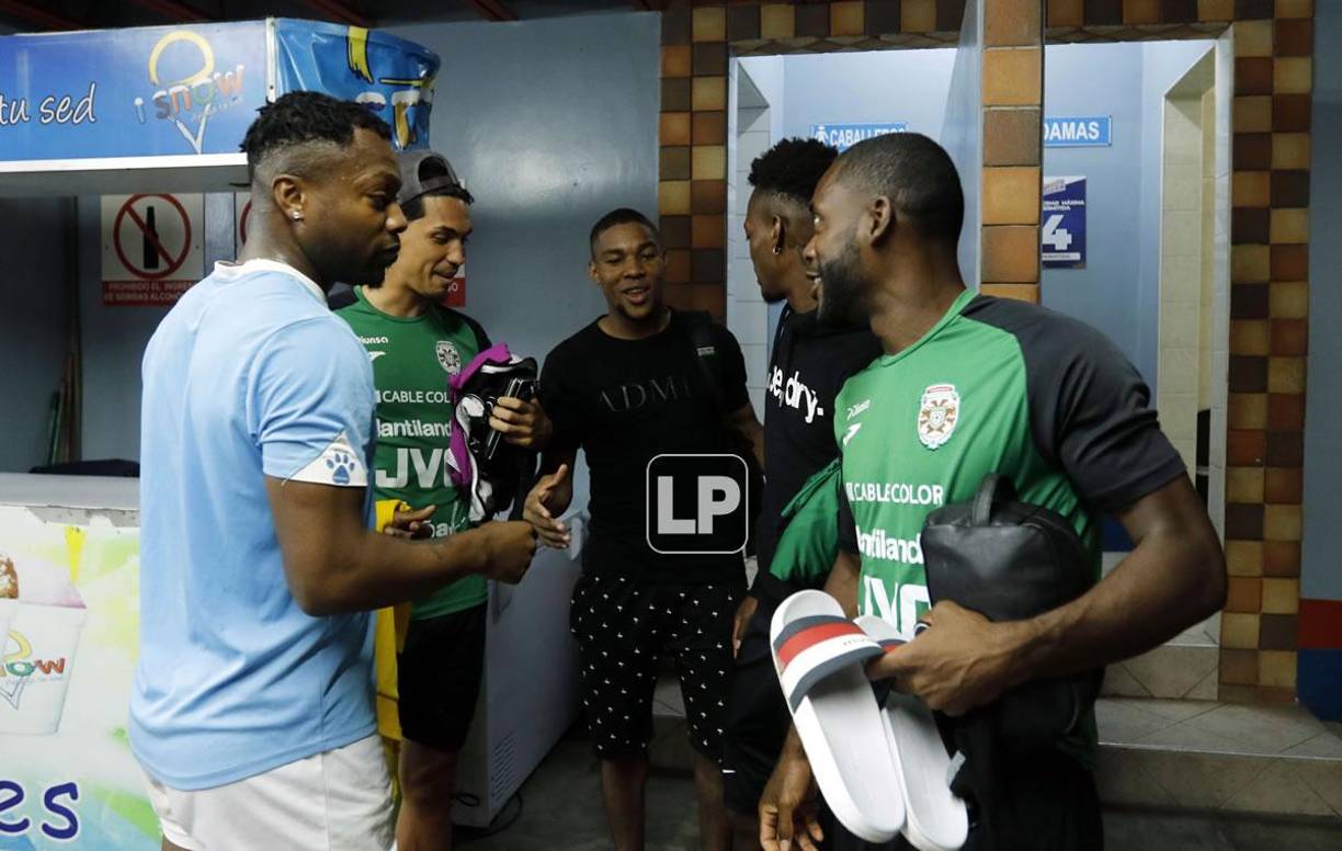 Debido a las lluvias, ambos clubes decidieron tener sus entrenamiento fuera de sus instalaciones deportivas y lo hicieron en un gimnasio sampedrano.