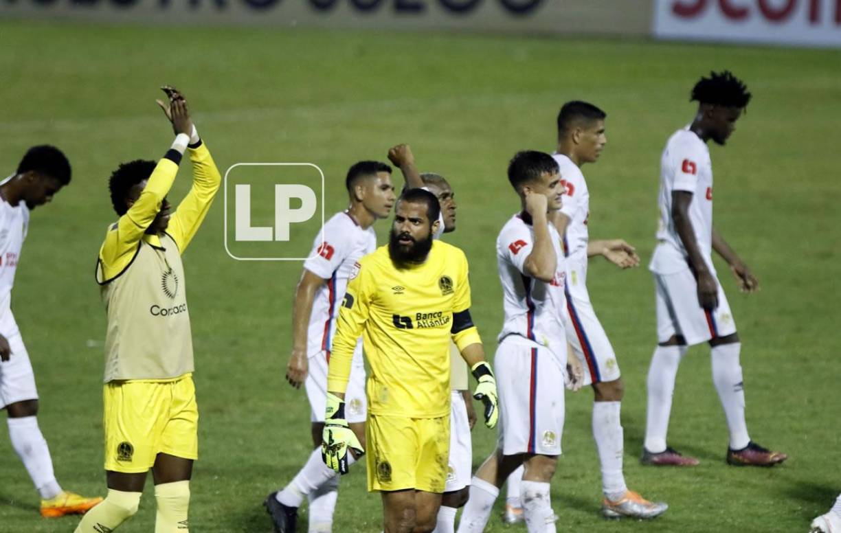 Los jugadores del Olimpia aplaudieron y agradecieron a los aficionados por el apoyo.