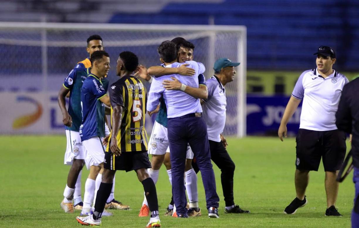 Salomón Nazar celebró con sus jugadores en el campo la victoria sobre el Real España.